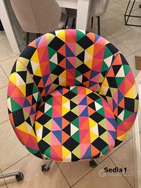 2 sedie da scrivania dell’ikea colorata e girevole
