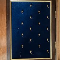 Porta medaglie con cornice in legno