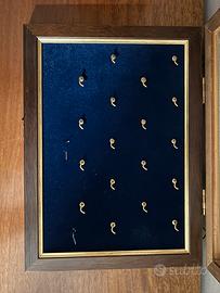 Porta medaglie con cornice in legno