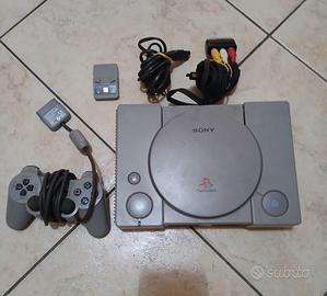 PlayStation 1 con controller e Memory Card