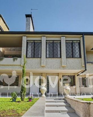 Villa di 400 m² con più di 5 locali e box auto dop