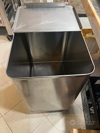 Stock Tramoggia -tricarne -porta piatti ecc