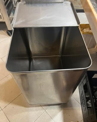 Stock Tramoggia -tricarne -porta piatti ecc