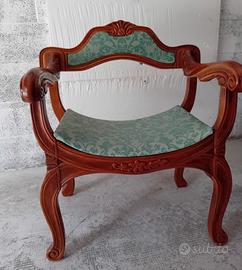 Poltrona in legno con braccioli ricurvi fodera