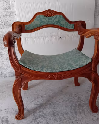 Poltrona in legno con braccioli ricurvi fodera
