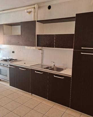 cucina lineare con elettrodomestici 