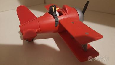 Aereo biplano con pilota pinguino