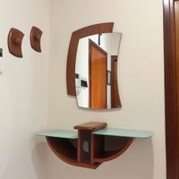 attaccapanni e specchio con mensole