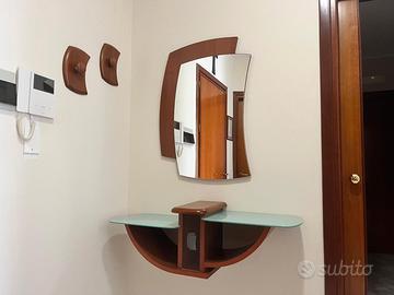 attaccapanni e specchio con mensole