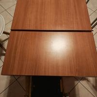 tavolo da cucina con 2 modelli diversi di 4 sedie 