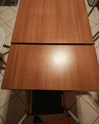 tavolo da cucina con 2 modelli diversi di 4 sedie 