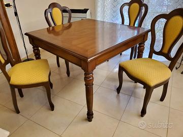 Tavolo in legno con sedie