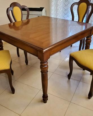 Tavolo in legno con sedie