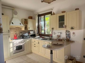 Cucina in legno ad angolo color panna