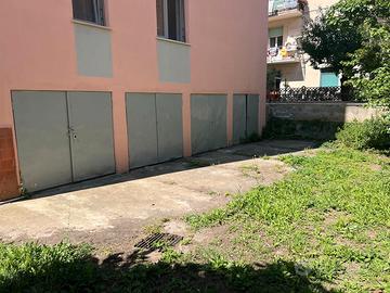 2 magazzini con piazzale privato - via molise (li)