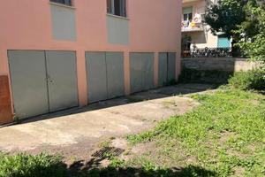 2 magazzini con piazzale privato - via molise (li)