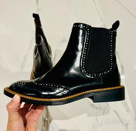 Stivaletto nero pelle mini borchie