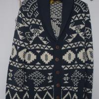 Cardigan pesante disegni nordici blu e beige.