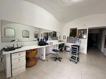 Pozzuoli via Luciano,locale commerciale