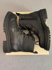 Stivaletto stringato