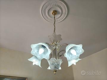 lampadario a soffitto e due applique