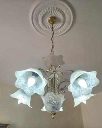 lampadario a soffitto e due applique