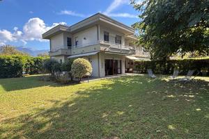 Villa di 170 m² con 5 locali a Massa