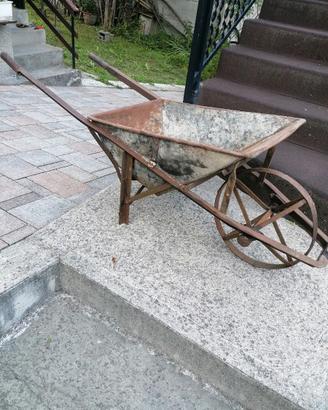 Carriola antica tutta in ferro, lla ruota gira.