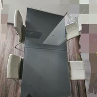 tavolo in vetro con sedie