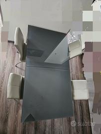 tavolo in vetro con sedie