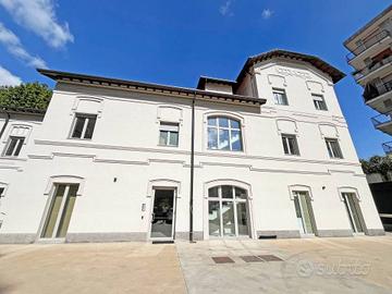 Palazzo / Stabile di 564 m² con più di 5 locali a 
