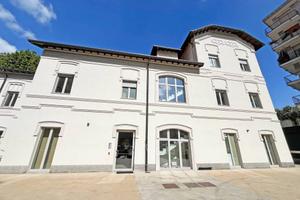 Palazzo / Stabile di 564 m² con più di 5 locali a 