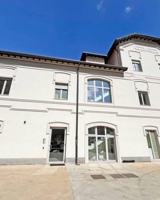 Palazzo / Stabile di 564 m² con più di 5 locali a 