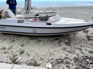 Barca con motore e carrello