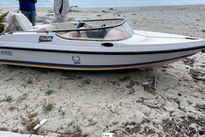 Barca con motore e carrello