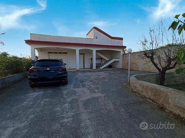 Villa con garage e ampio terreno a km 1,5 dal mare