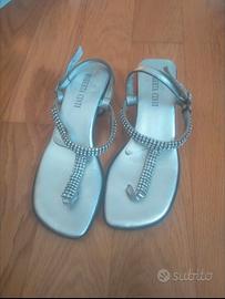 sandali argento con tacco basso