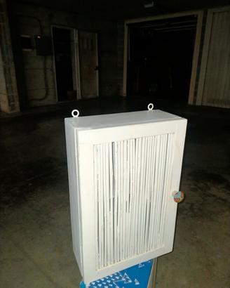 mobiletto in legno portafarmaci e portatutto 