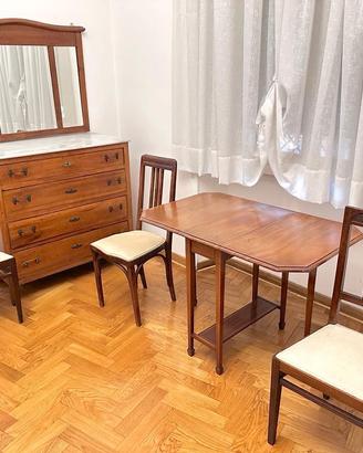 Mobili antichi eleganti per trasferimento