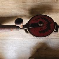 Trapano a manovella antico