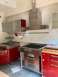 Cucina con pensili e cappa