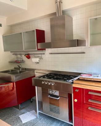 Cucina con pensili e cappa