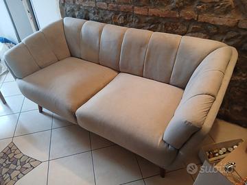 Divano grigio a due posti