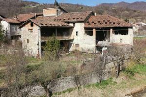 RUSTICO CON AMPIO GIARDINO