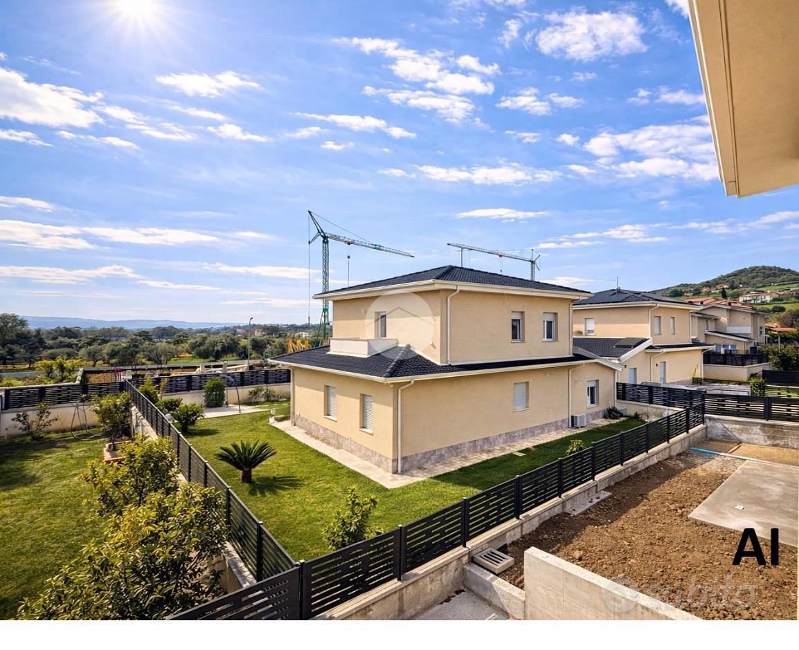 PORZIONE DI BIFAMILIARE A LUZZI - Vista 5