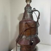Brocca in rame trasformata in lampada
