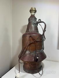 Brocca in rame trasformata in lampada