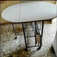 Tavolo bianco pieghevole. 
