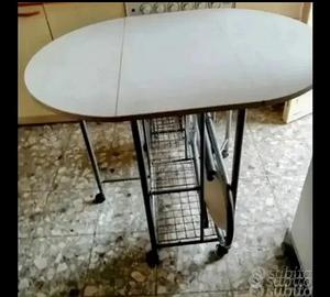 Tavolo bianco pieghevole. 