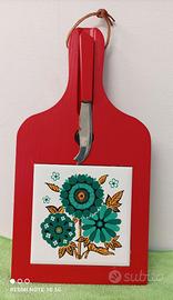 Tagliere Formaggi. Nuovo. Legno Rosso + coltello